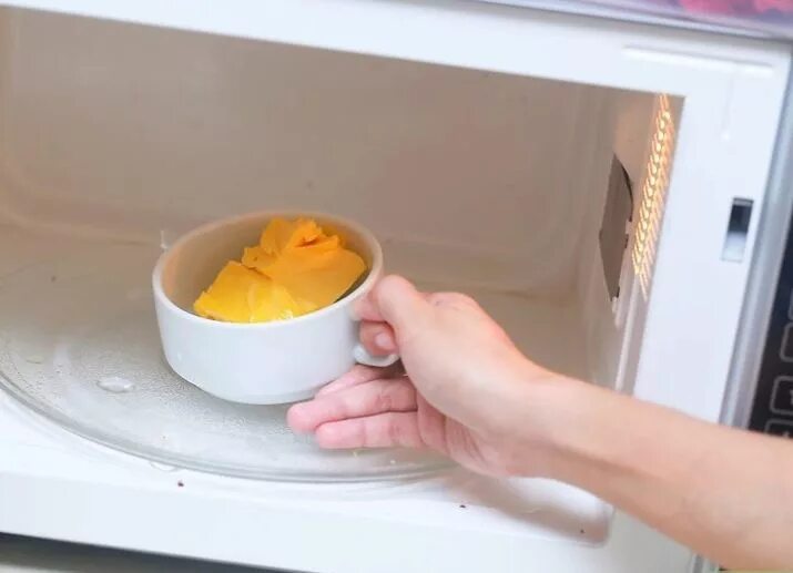 растопить воск в микроволновке. растопить мед в микроволновке в стеклянной банке. воск в микроволновке. мыловарение в микроволновке. микроволновка взорвалась.