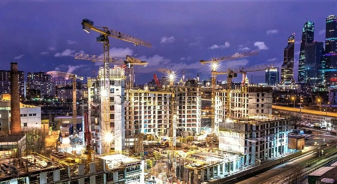 Стройка в гранном. Стройка москва. красивые строительные объекты. стройка в городе. строящийся город.