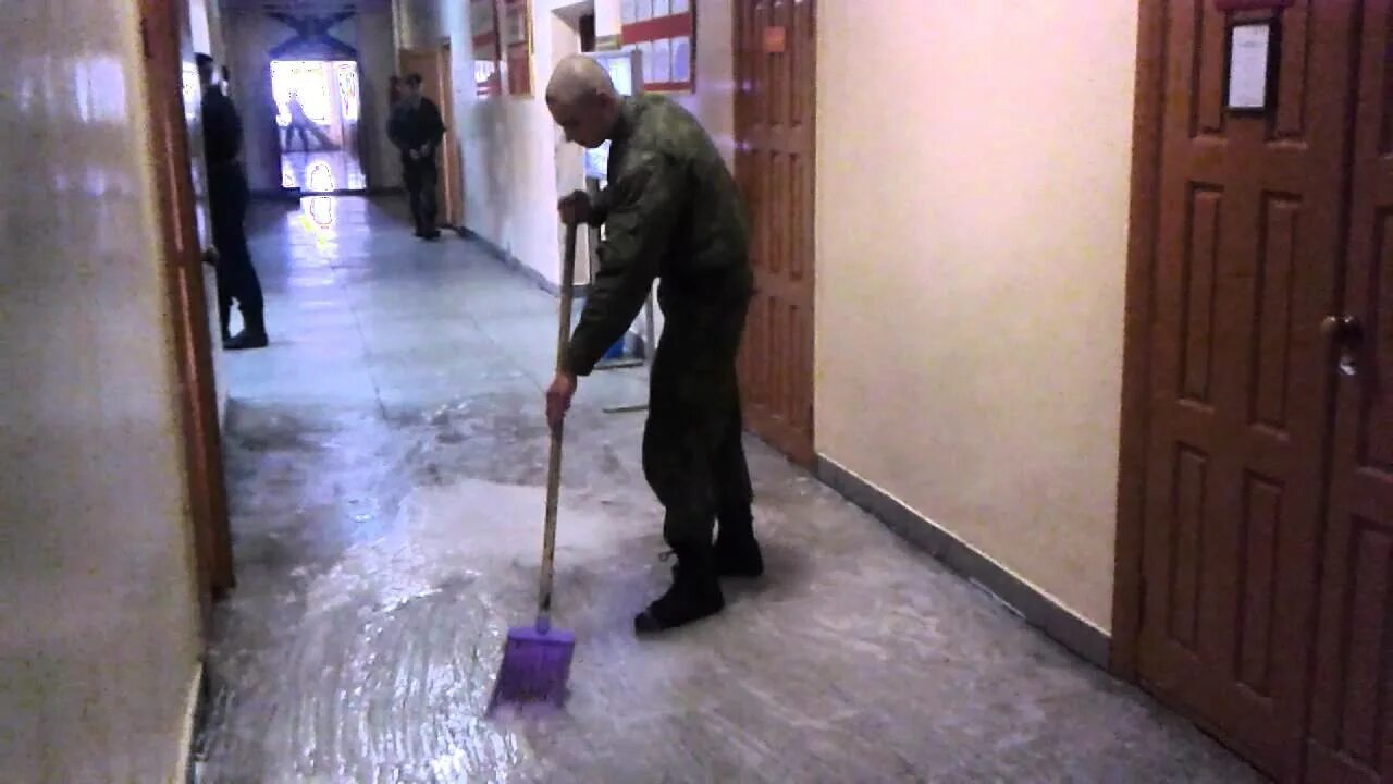 Мыть пол в субботу. Солдат моет пол.
