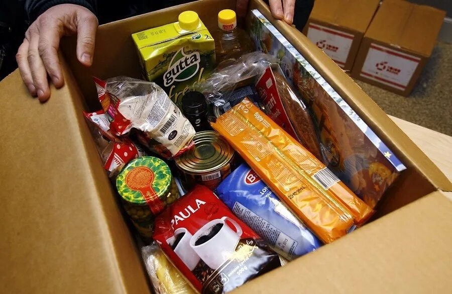 Наборы продуктов для нуждающихся. Коробка с продуктами. Сбор продуктов. Пакет продуктов для малоимущих. Помогите продуктами питания