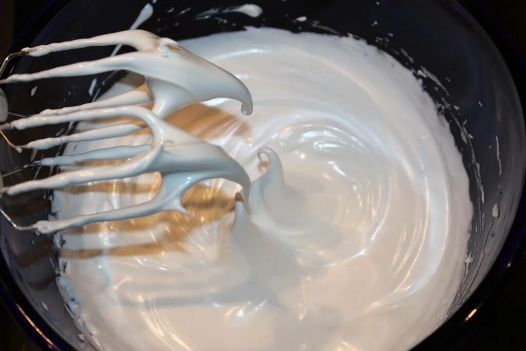 Белковый крем без. Взбивание белкового крема. Крем из белков для торта. Крем из яиц и сахара для торта. Крем из белков и сахара.