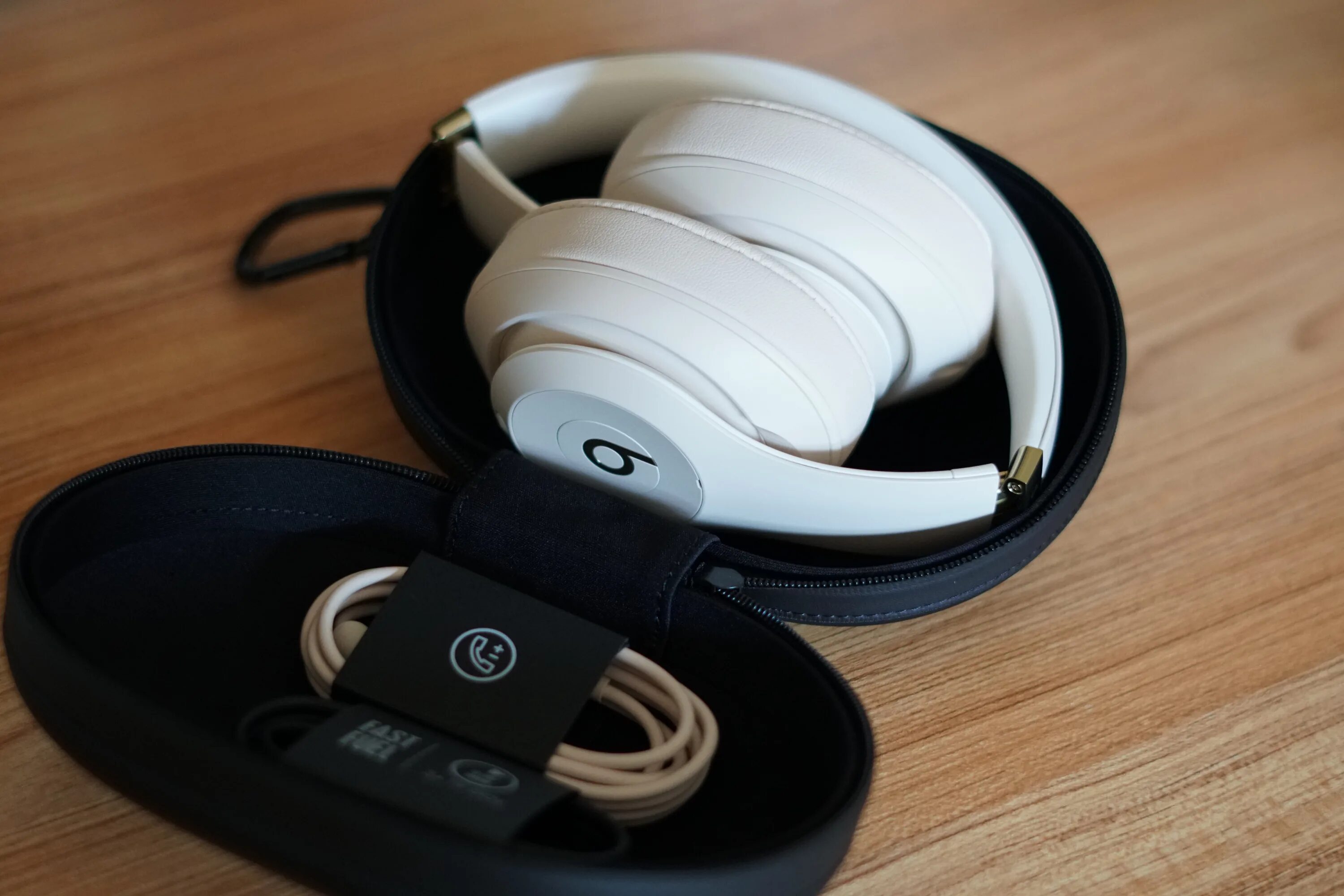 Beat solo 3 wireless. Наушники Bluetooth Beats studio3 Wireless Blue. Beats Studio 3 Wireless. Beats Studio 3 Wireless Skyline. Наушники Beats Studio 3 Wireless комплектация.