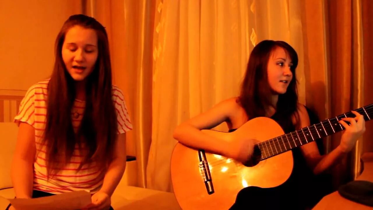 Песня родной поет девушка. Две девочки на гитаре. Королева Снежная на гитаре. Модель Руфия Мухотдинова.