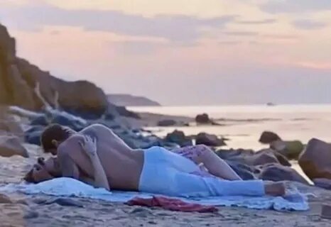 Kuş Uçuşu: Birce Akalay ve İbrahim Çelikkol'dan sahilde ateşli pozlar ...