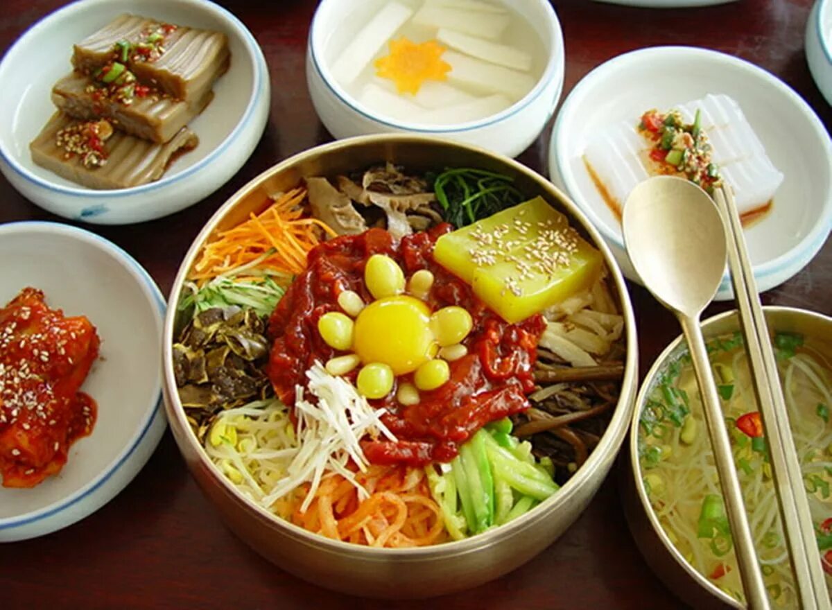 Южный обед. Пибимпаб Чонджу. Кухня Южной Кореи пибимпаб. Корейская кухня Пибимпап. Корейская Национальная кухня Южная Корея.