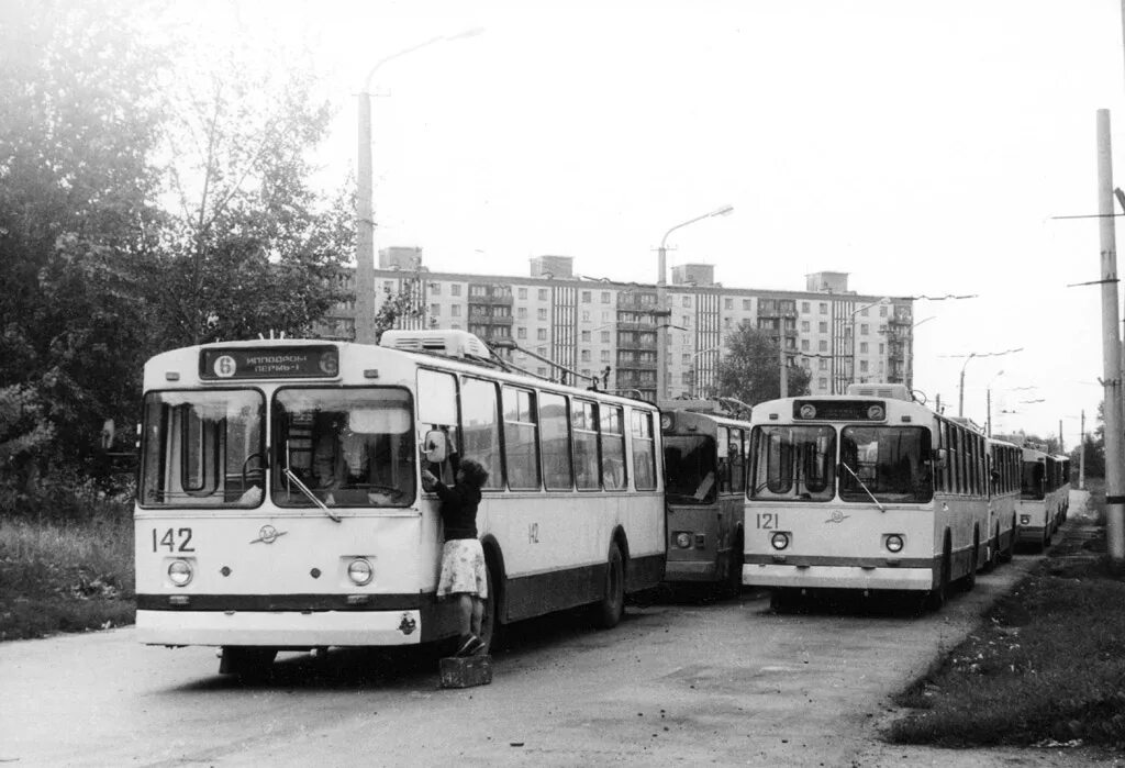 Автобус 116 пермь старые. ЗИУ 682 Пермь. Троллейбус ЗИУ Пермь. Ипподром Пермь трамвайное кольцо. Старые троллейбусы в Перми.