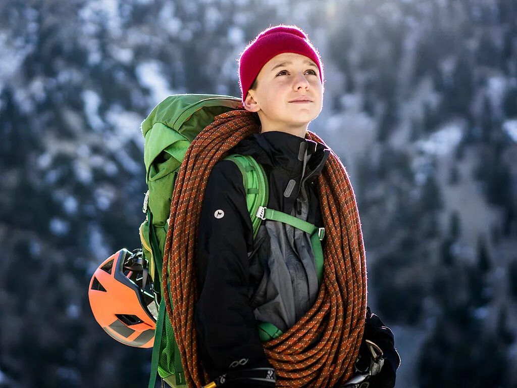 Mountain child. Альпинист для детей. Дети скалолазы. Юный альпинист. Мальчик скалолаз.
