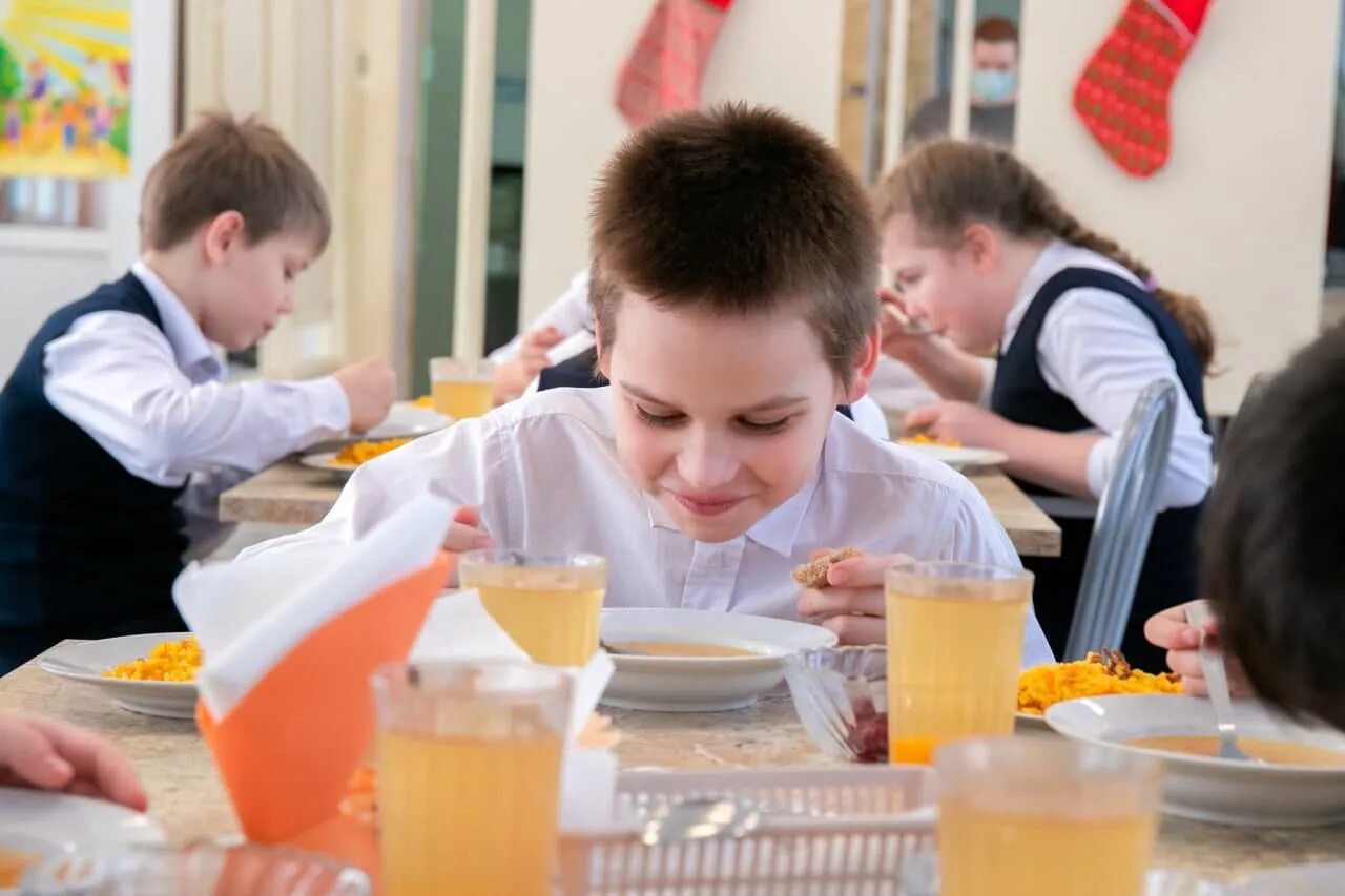 Время обеда в школах. Горячее питание в школе. Школьный обед в России. Качество питания в школьной столовой. Еда в лицее.