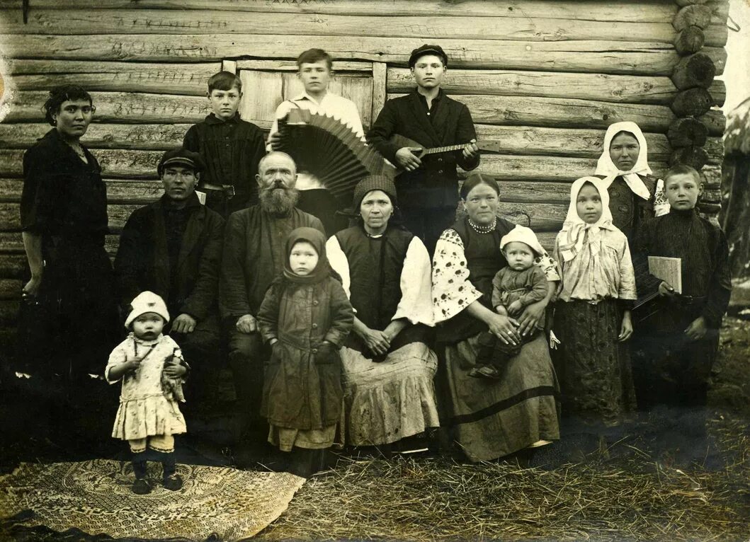 Где жили его родственники. Патриархальная русская Крестьянская семья 19 век 19 век. Патриархальная Крестьянская семья. Семья крестьян 19 века в России. Крестьянская семья 19 века в России.