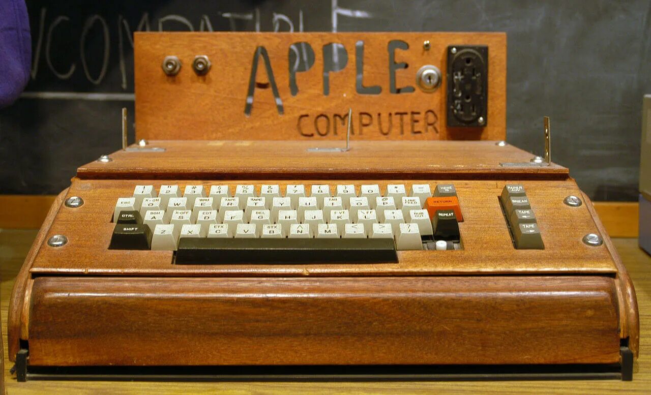 Эппл 1 компьютер. Компьютер Эппл 1976. Первый компьютер Apple 1976. Самый первый компьютер Эппл 1976.