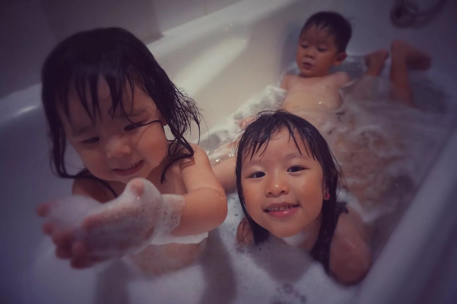 Daughter showers. Японская дочь Bath. Девочка Bath time. Kids Bath time девочки. Девочка Bath time Black.