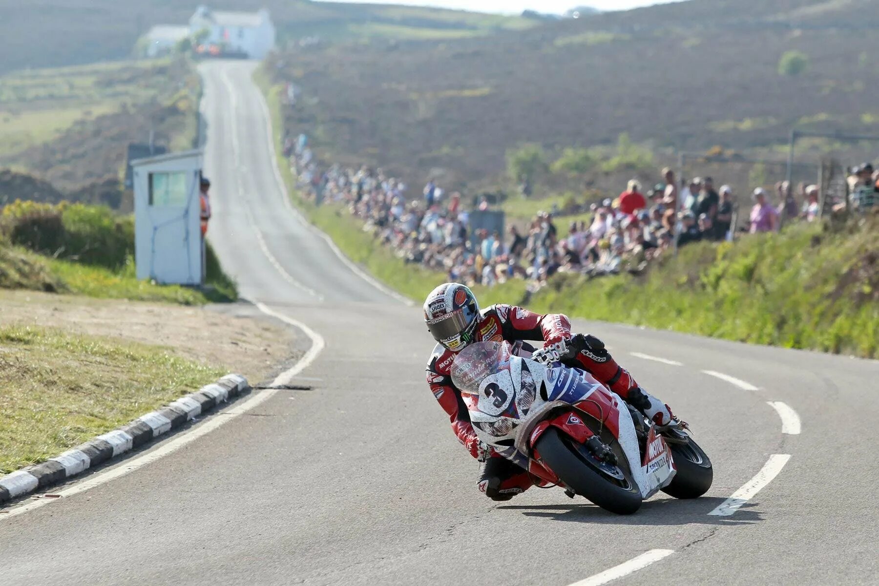 Турист трофи остров мэн. Мото тт остров мэн 2021. The isle of man tt races. Остров мэн мотогонки. Тт мэн.