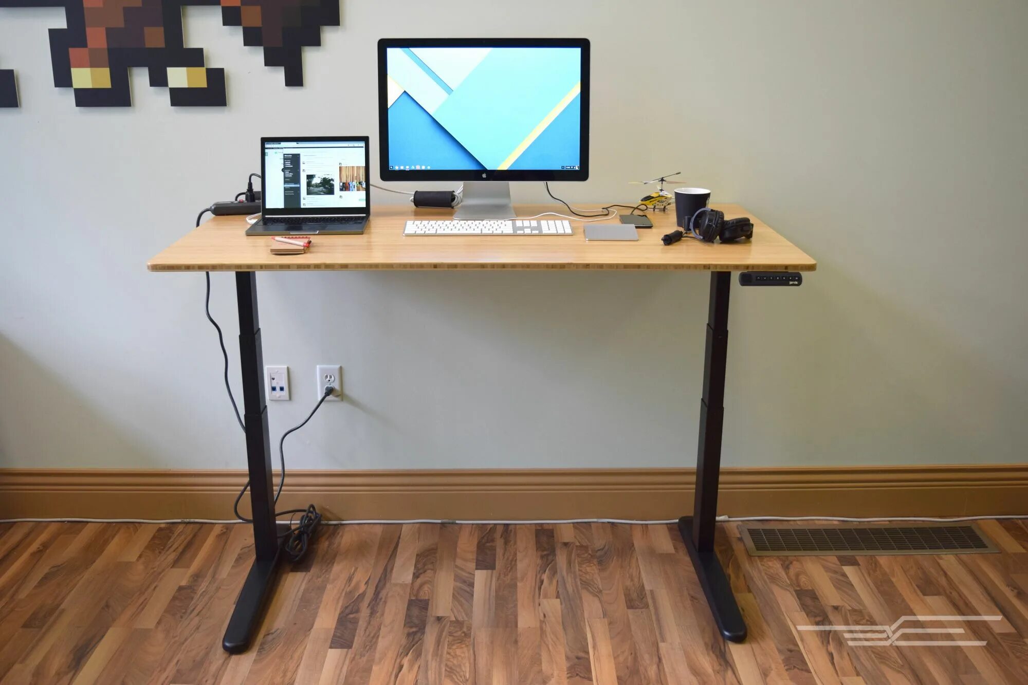 Standing desk. Стоячий стол. Рабочий стол стоя. Standing Desk на стол. Стол с электричеством.