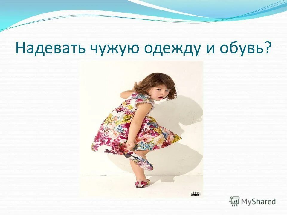 Девушка выбирает. Девушка одевается. Женщина разбирает вещи. Мужская одежда. Мерила одежду.