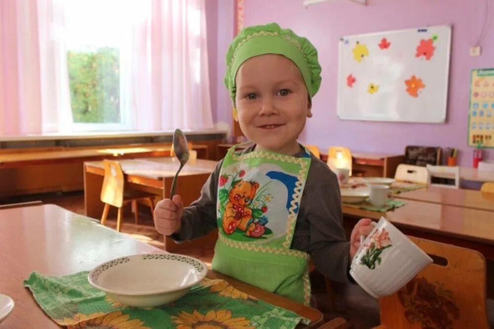 Дежурные приготовили. Дежурство детей в детском саду. Дежурство в столовой в детском саду. Дежурство по столовой для детей. Дежурство в садике.