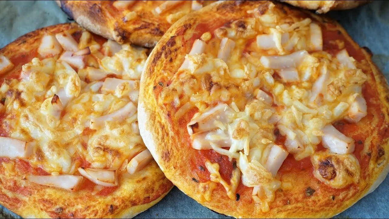 Мини пиццы в духовке с колбасой. Мини пицца. Маленькие пиццы. Пицца маленькая круглая. Пицца домашняя маленькая.