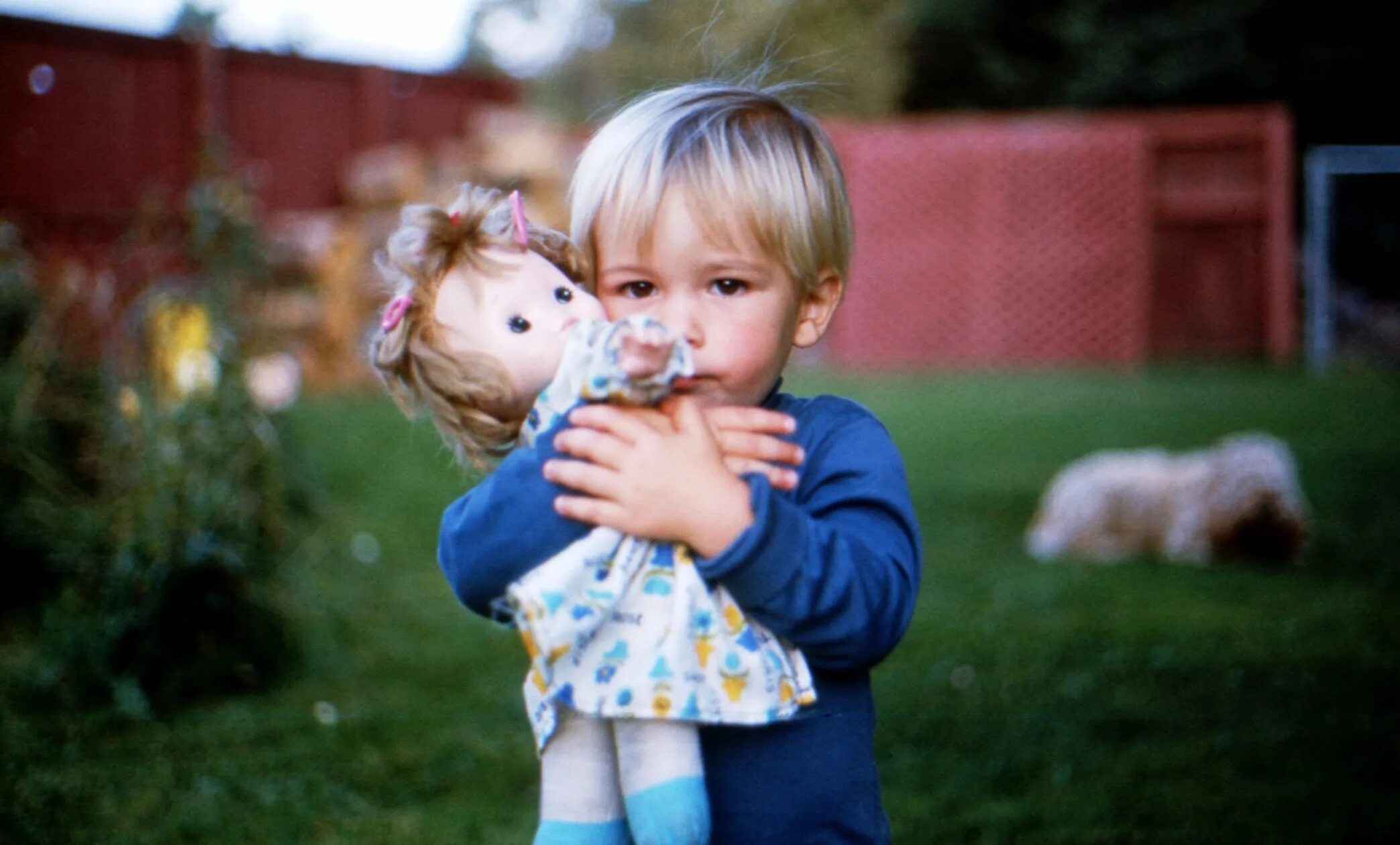 мальчик играет в куклы. дети играют. дочки матери игра. девочки мальчики играют в куклы. мальчик и девочка играют в игрушки.