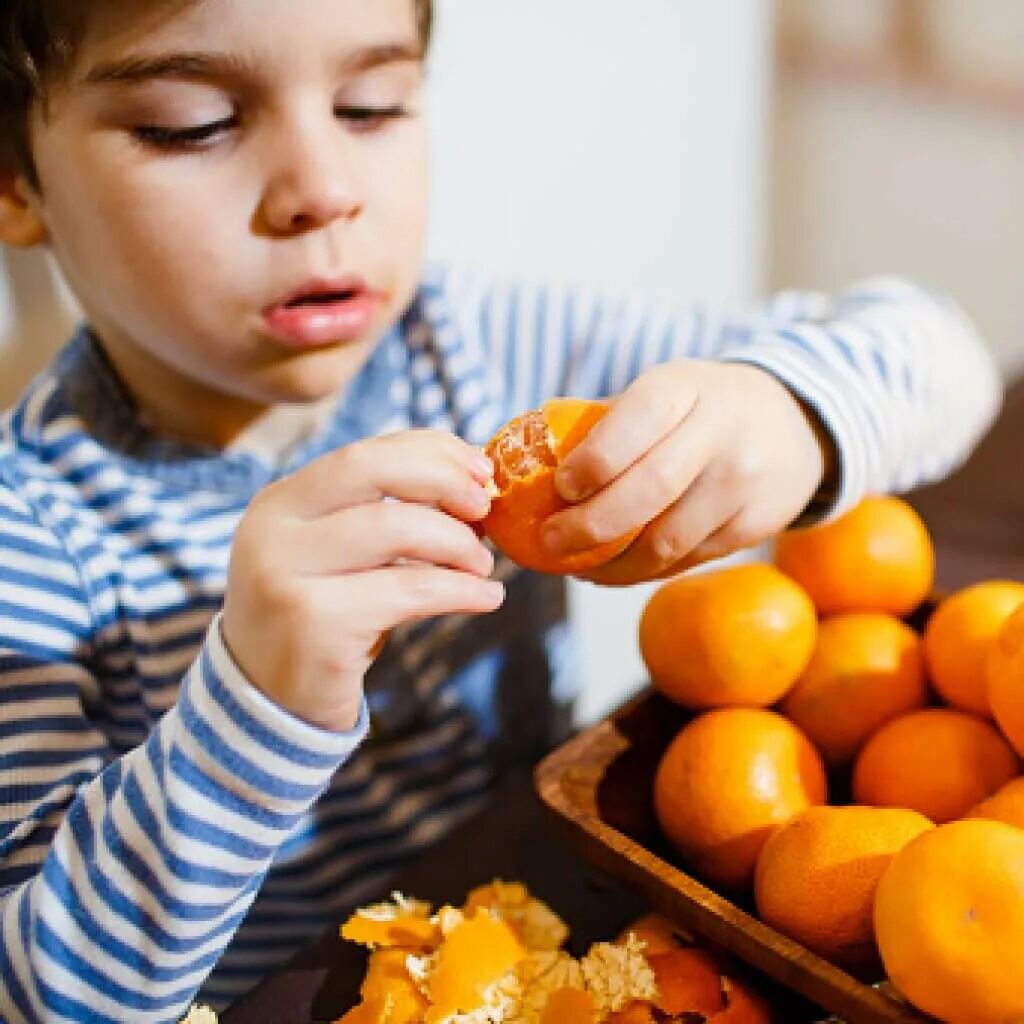 Мальчик мандарин. Мальчик с мандаринами. Мандарин для детей. Кушать мандарины. Малыш с мандаринами.