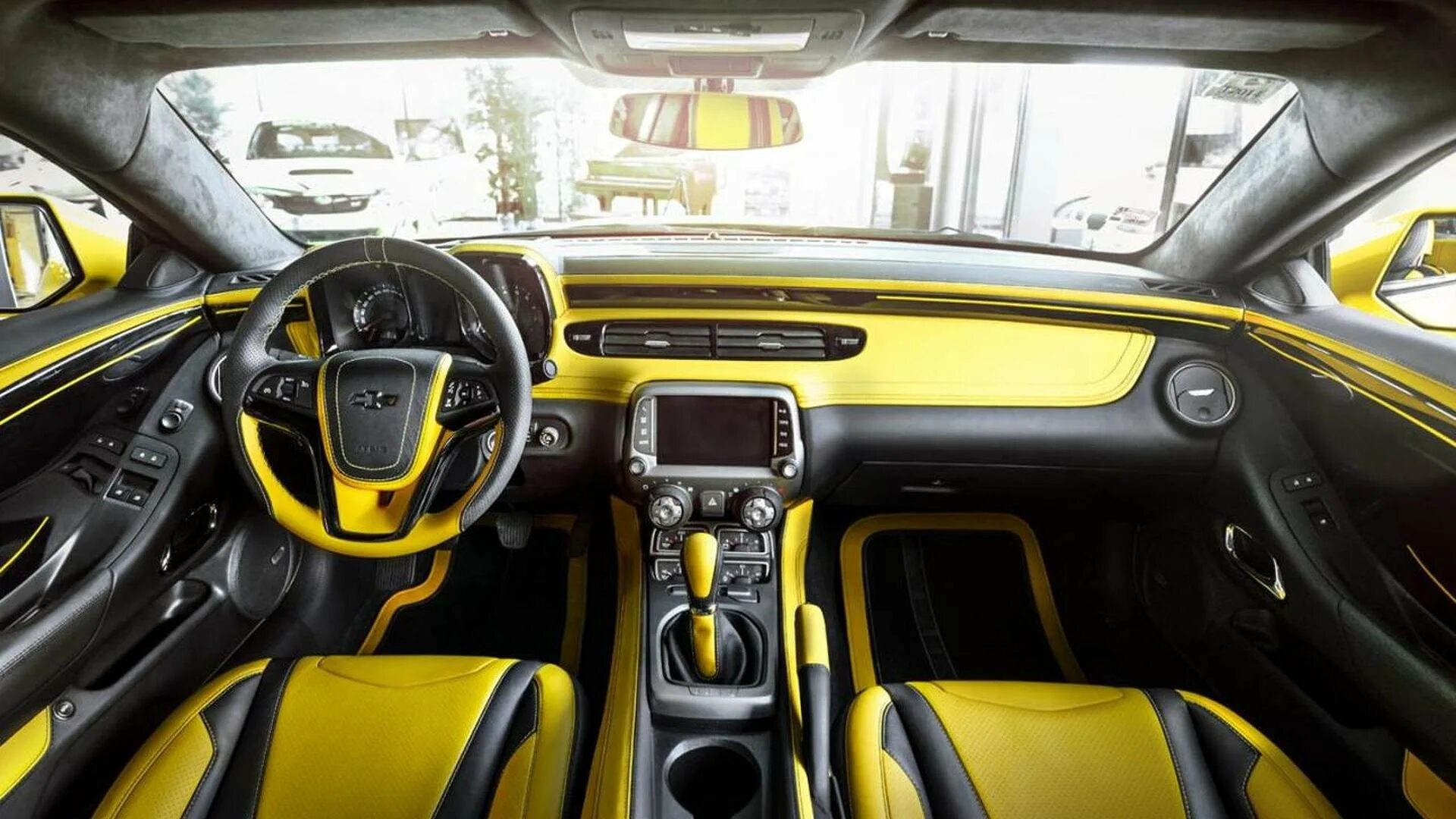 Шевроле камаро салон. Шевроле Камаро zl1 салон. Шевроле Камаро Бамблби салон. Chevrolet Camaro 2020 салон жёлтый. Chevrolet Camaro салон желтый.