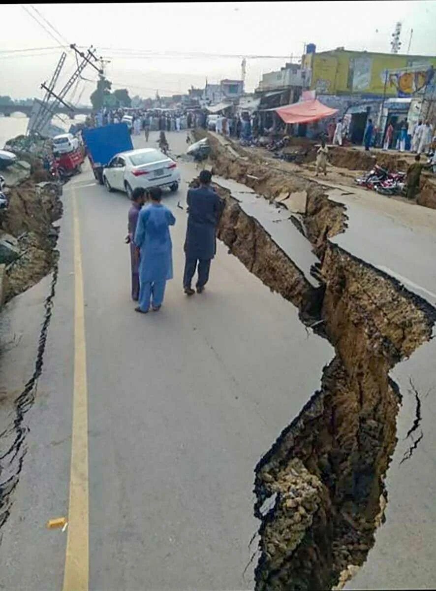 Индия 2001 землетрясение. Землетрясение в Белуджистане. Китай Пакистан 2008 землетрясение. 2005 Год. Землетрясение в Пакистане. В каком году было сильное землетрясение