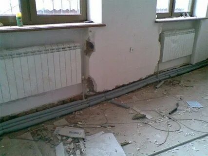 Трубы над полом