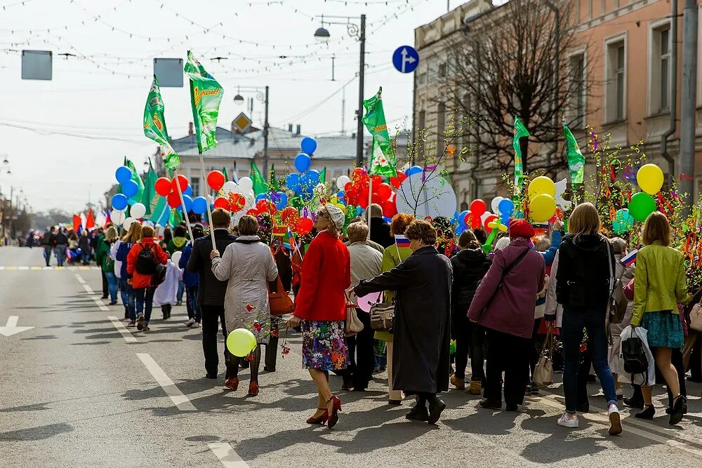 Тверь 1 мая. Первомайская демонстрация в г.Шумерля. Первомайская демонстрация. Первое мая демонстрация. Праздник весны и труда шествие.