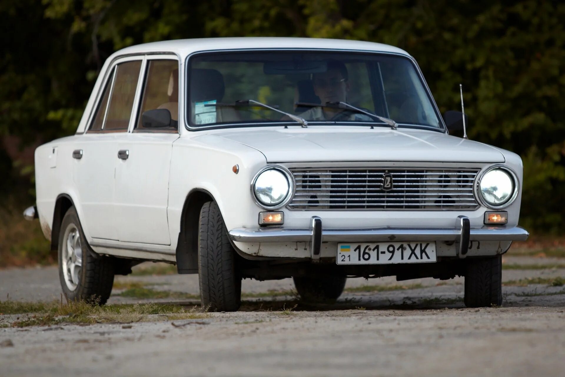 Ваз 2101 легендарная копейка. Жигули 2101. Ваз 2101. Стоит машина копейка. Lada 21011 baku.
