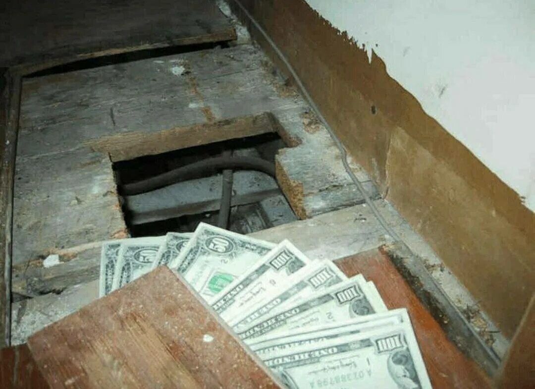 Нашел под полом. Под полом церкви обнаружили тайник. Тайник в доме. Клад под полом в доме. Нашел под полом.