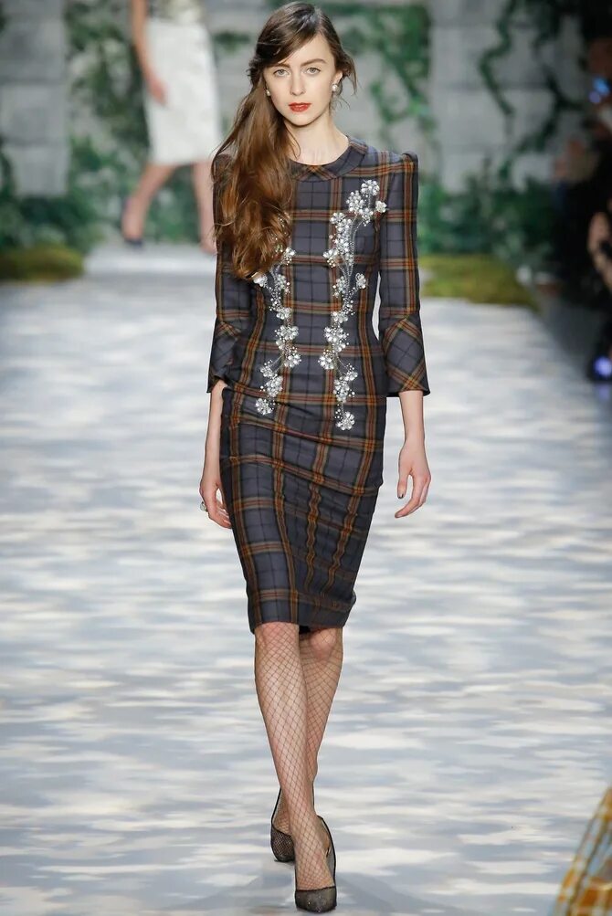 Осенние платья. Коллекции оскар де ларента 2019. Модные платье осень зима. Стильные платья на осень. Дольче габбана твид.