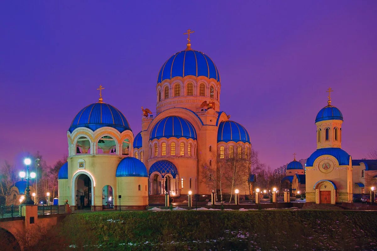 храм каширское шоссе борисовские пруды. храм живоначальной троицы каширское. храм живоначальной троицы в борисово. собор троицы живоначальной в орехово-борисово. голубой храм на каширском шоссе.
