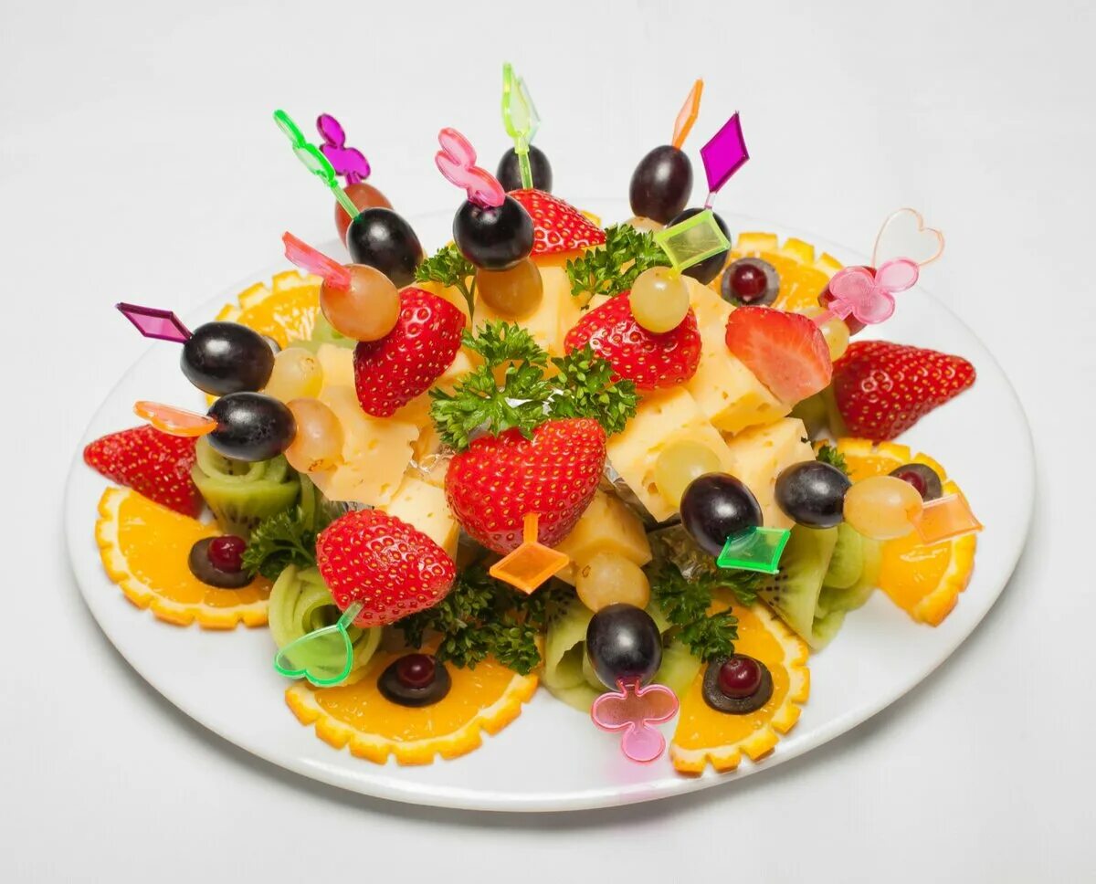 фруктовые канапе для детей на день рождения. фрукты на канапе на праздничный стол. канапе банан киви виноград. фруктовое канапе на шпажках на праздничный стол для детей. фрукты на шпажках на праздничный стол.