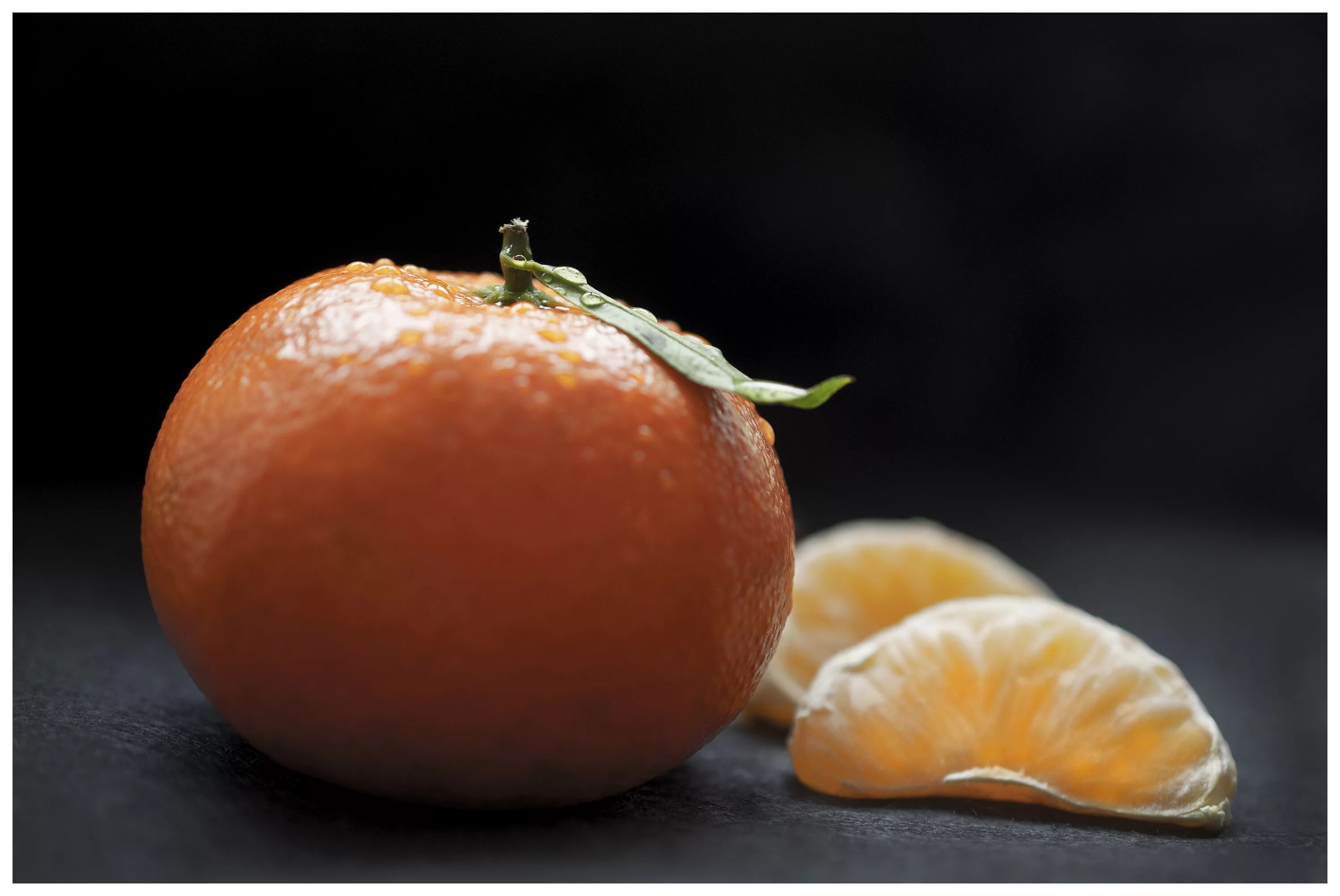 Оранжевый фрукт. Один фрукт. Апельсины на рабочий стол. Треугольный апельсин. Нажмите на фрукт