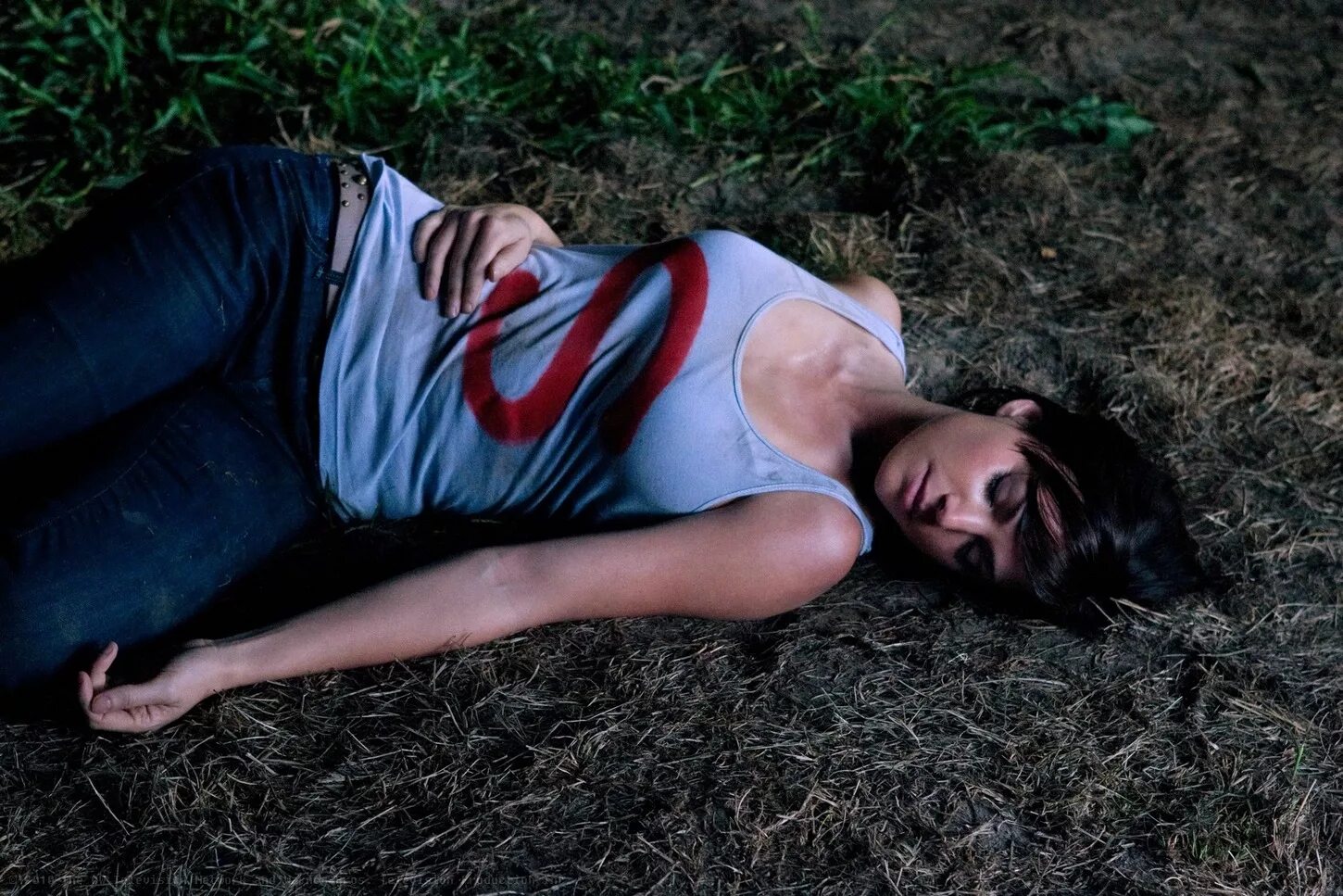 девчонок задушили. женщина лежит без сознания. девушку задушили подушкой. девчонок задушили. девчонок задушили.