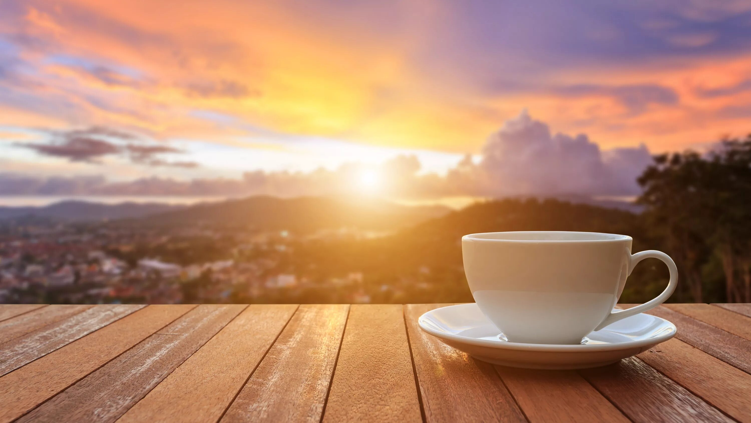 Утро называться. Утро кофе солнце. Чашка кофе на рассвете. Утро солнце чашка. Солнечное утро и кофе.