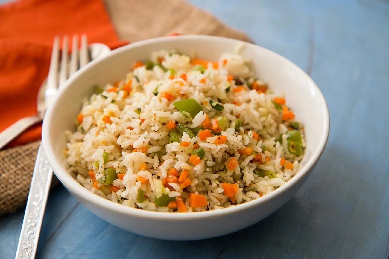 Rice vegetable. Veg Fried Rice. Рис с овощами. Рис с овощами по Азиатски. Жареный рис с овощами.