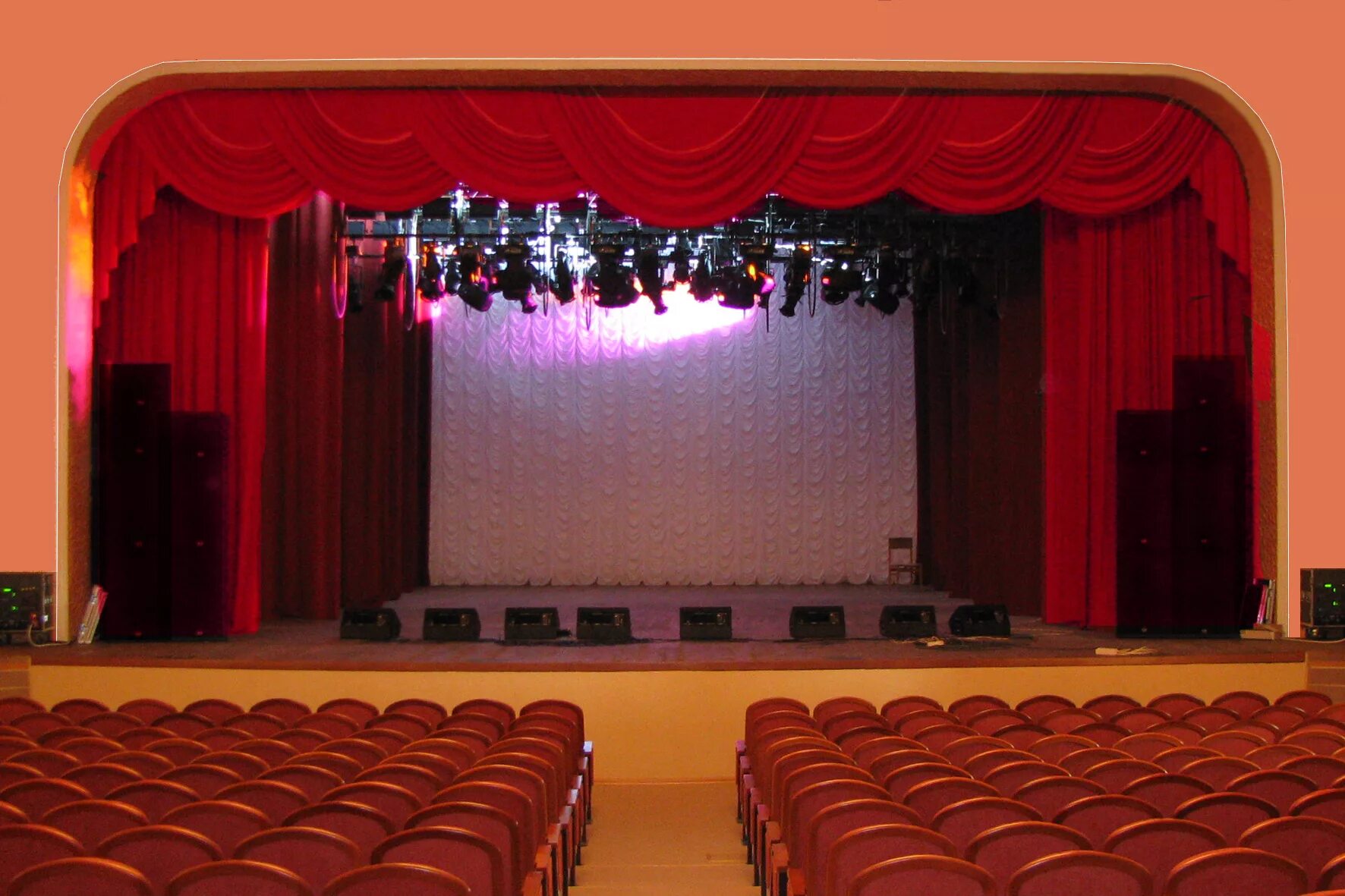 сцены н. сцены н. украшение сцены. сцены н. занавес мулен руж.