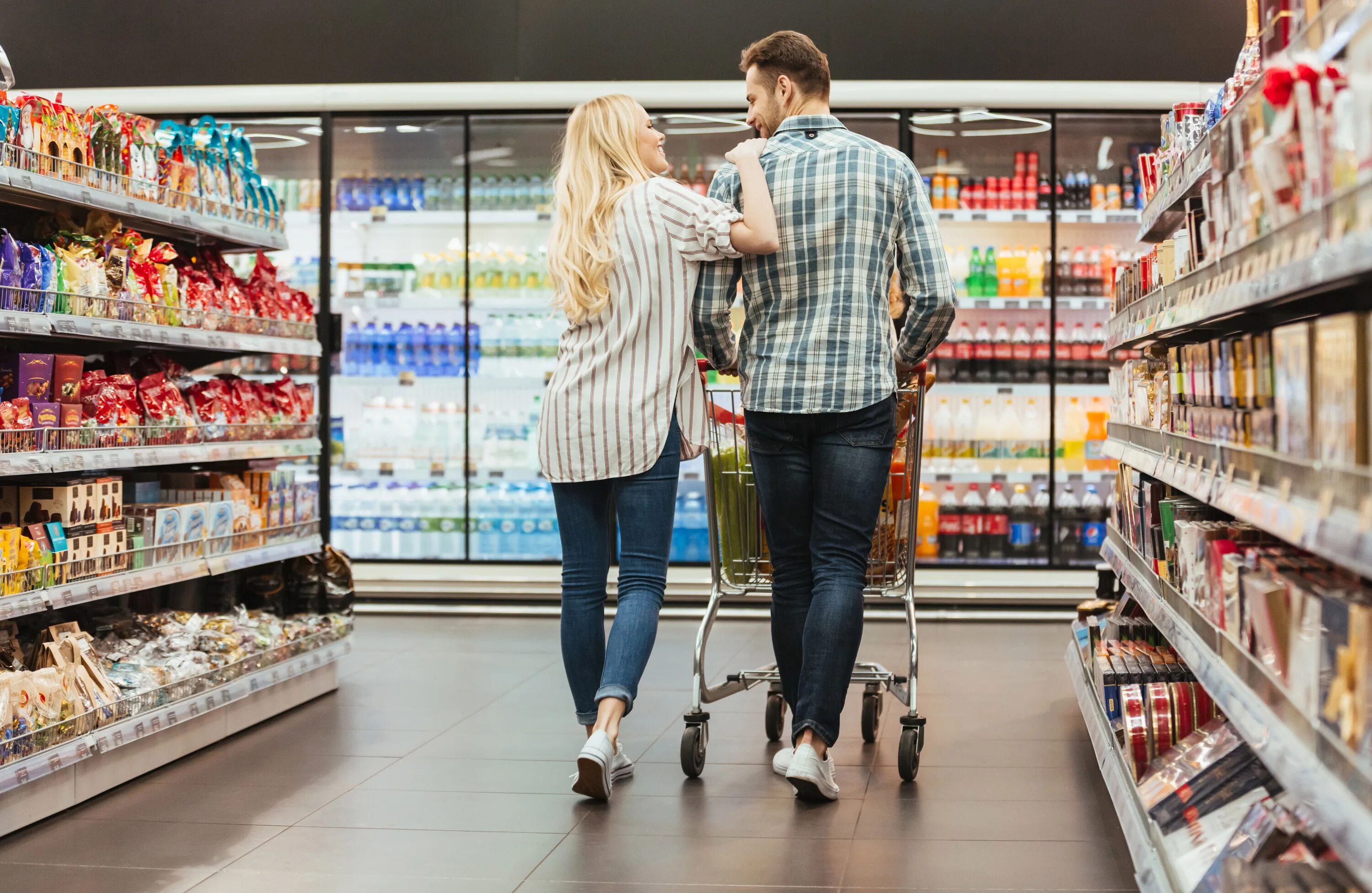 Человек с продуктами. Повседневные продукции. Пара в супермаркете. Парочки в супермаркете. Fast shopping