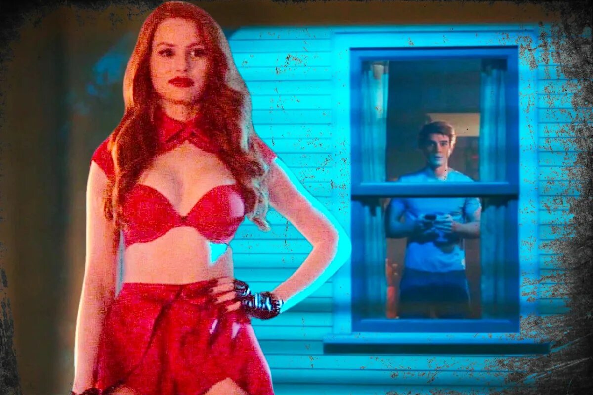 Cheryl S показывает стриптиз возле красного кресла