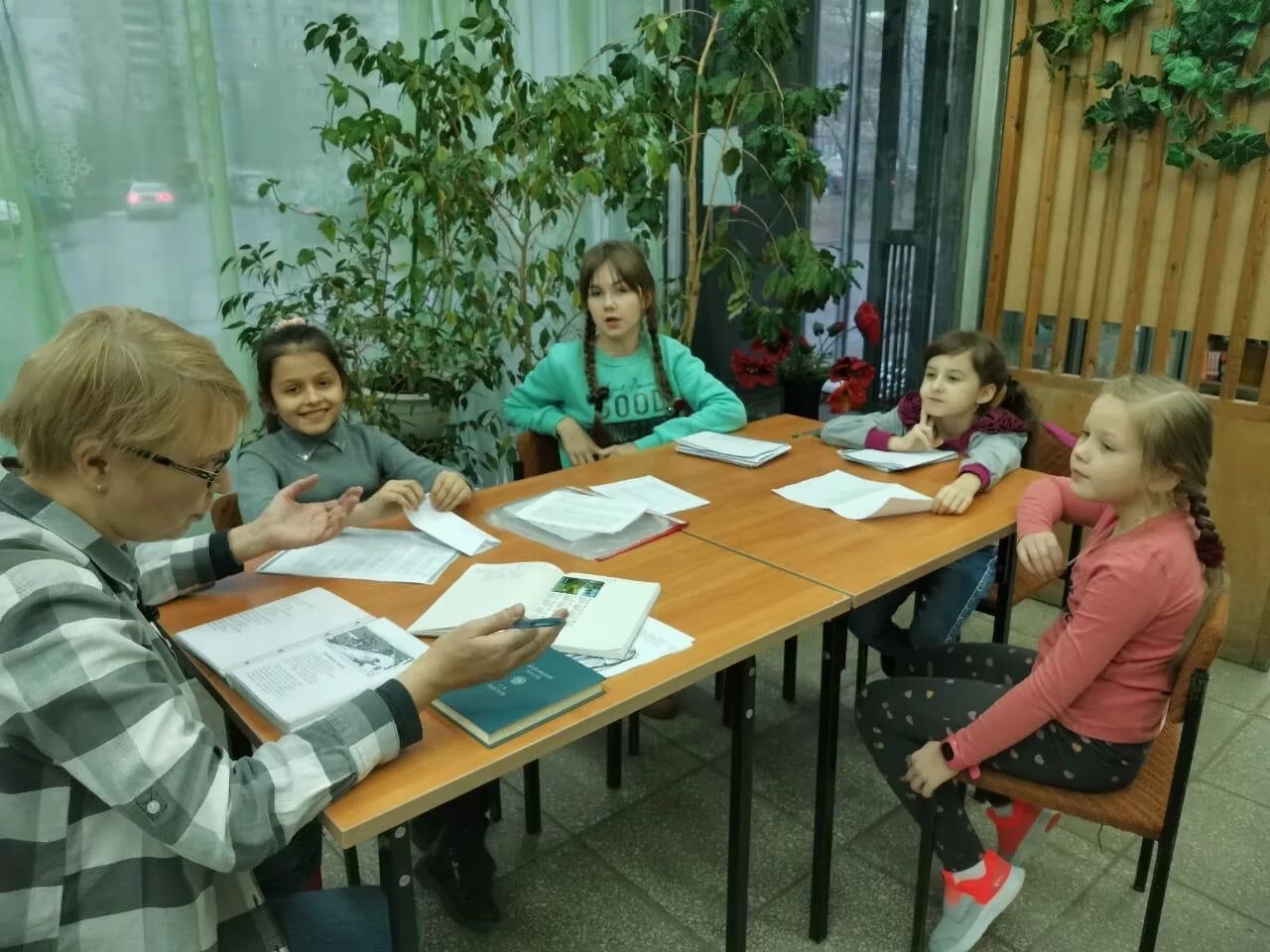 Литературные чтения в библиотеке. Девиз кружка художественного чтения. Рамка для детей дети в библиотеке. Выступление в библиотеке. Чтение литературы в детском саду.