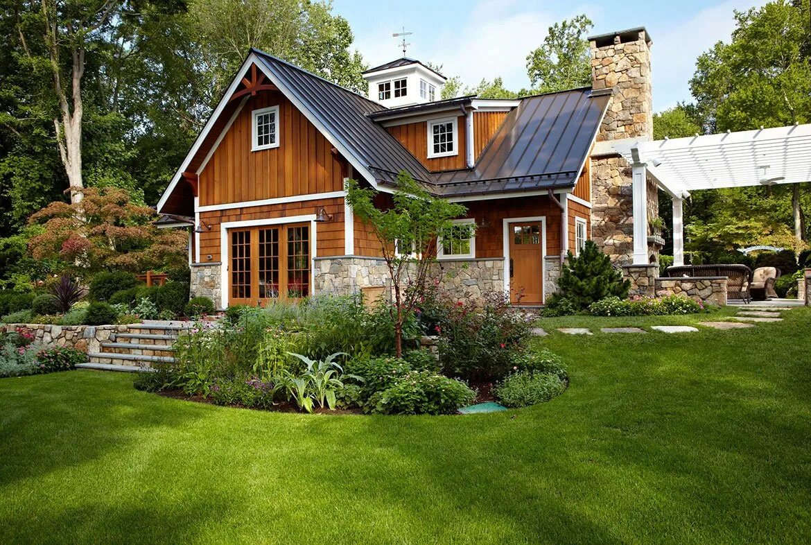 Парня частный дом. Загородный дом. Загородный дом с садом. Красивый домик с садом. Загородный домик.