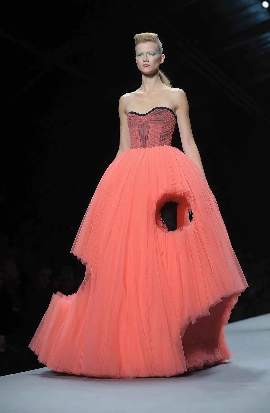 Глупые платья. Viktor Rolf платья. Viktor Rolf Dress 2010. Необычные платья. Странные платья.