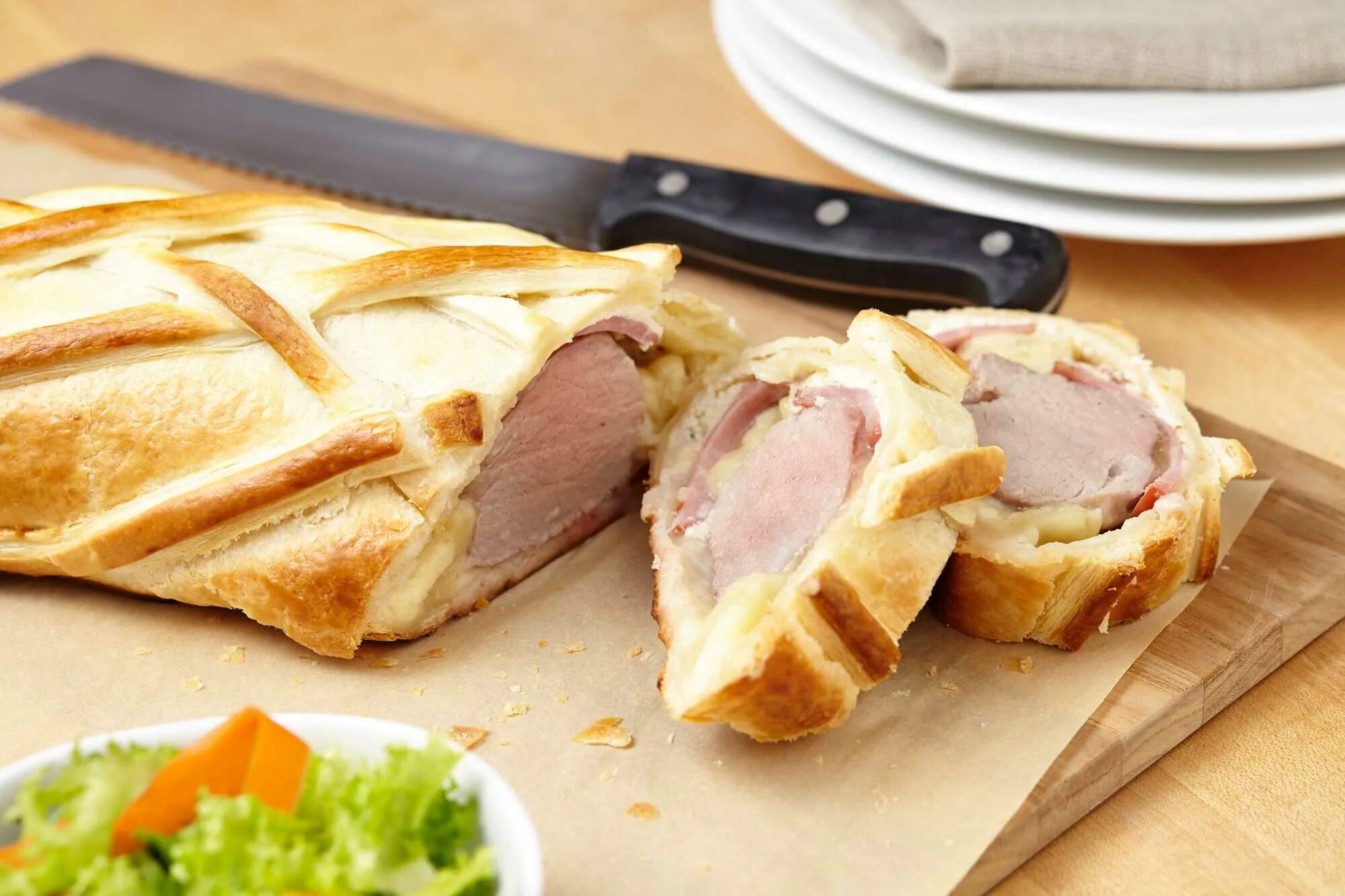 Свинина в духовке в тесте рецепты. Мясо запеченное в тесте. Мясо запеченное в тесте. Свинина запеченная в тесте. Свинина в слоеном тесте.