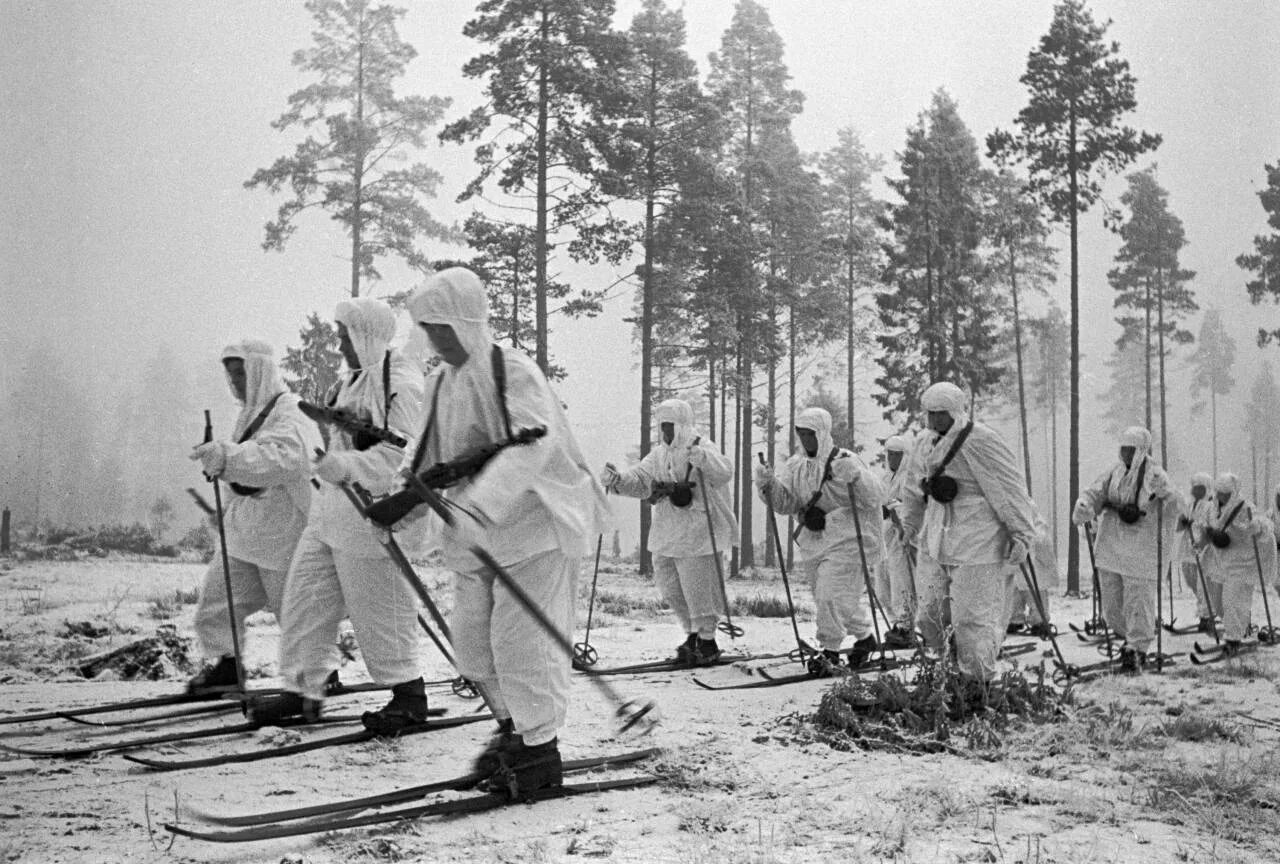 Фотохроника вов 1941-1945. Советские разведчики в белых маскхалатах. Красноармейцы в зимнем масхалате. Белые в годы вов. Красноармейцы в зимнем масхалате.