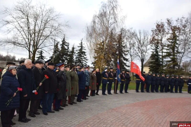 10 лет параду. Памятник воинской славы Чеченской Республики. Фото военной славы. Гало на параде в Пскове. Дни военной славы в России.