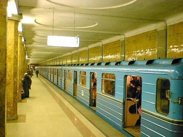 Метро москвы 2000 год. Московский метрополитен 2000 год. Станции метро Москвы 2000 год. Вагоны метро 2000 годов. Вагоны е на Сокольнической линии.