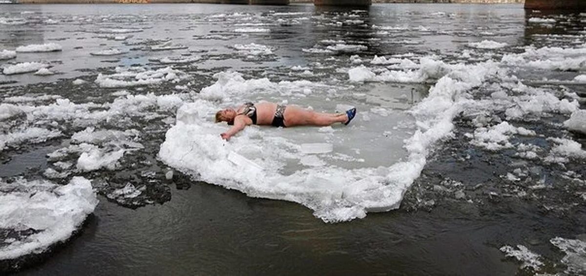 Снег растаял деад. Женщина на льдине. Льдины плывут. Катается на льдине. Льдины на реке.