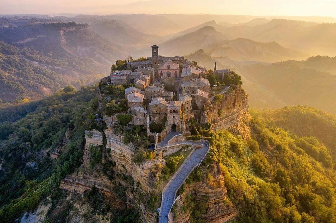 Bagnoregio италия. Город италия чивита баньяреджио. Чивита ди баньореджо город. Баньореджо италия. Деревня чивита-ди-баньореджо.