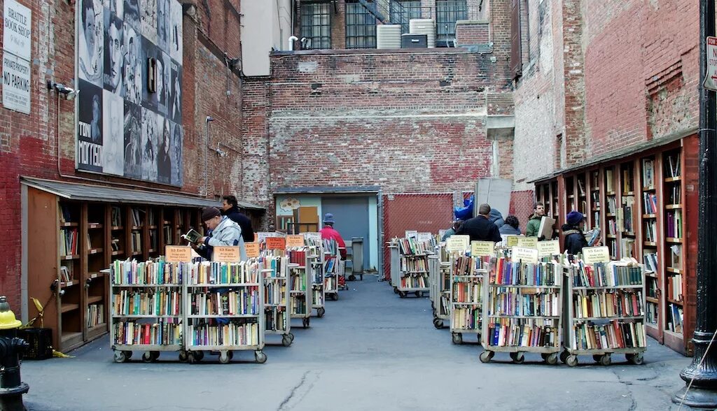 Brattle book shop в Бостоне, США. Книжная Лавка в Бостоне 1647г. Необычные книжные магазины. Самые необычные книжные магазины. Shopping books 7