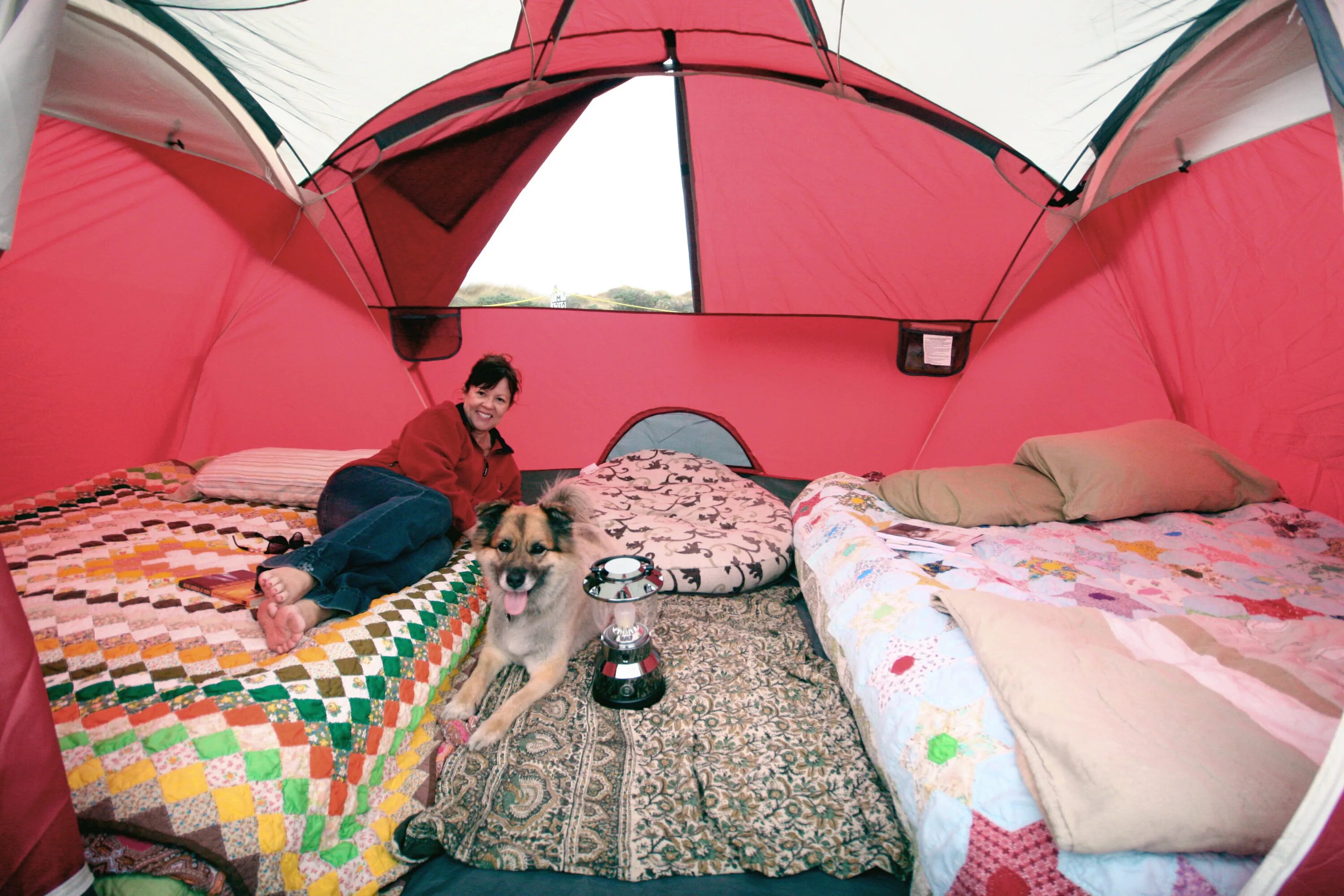 Остановиться переночевать. Большие палатки. Спальное место в палатке. Спальные места в палатке. Спать в палатке.