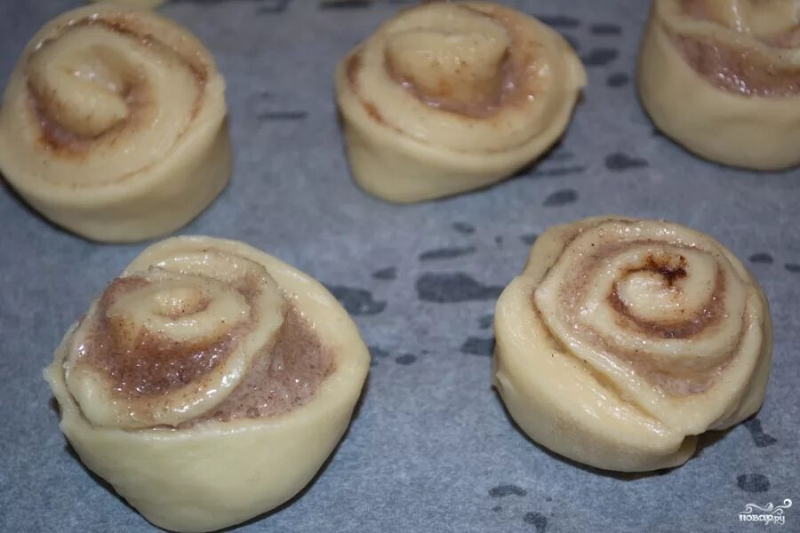 Как сделать из теста плюшки с сахаром. Булочки с сахаром из дрожжевого теста в духовке. плюшки с сахаром из дрожжевого теста в духовке. форма булочек с маслом и сахаром. круглые булочки с сахаром.
